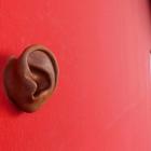 Oreille collée sur le mur de la MdA
