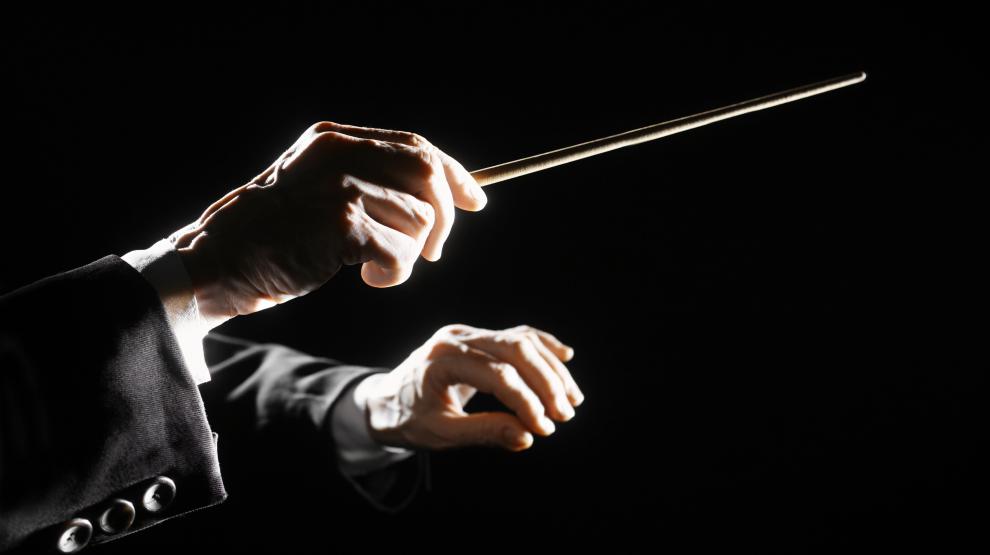 Photo de mains et baguette d'un chef d'orchestre
