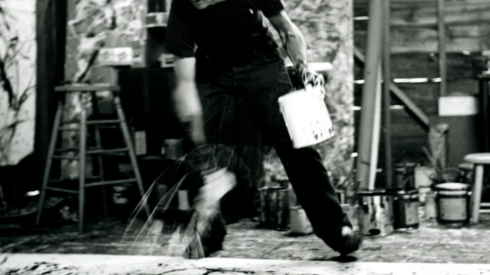 Photo noir et blanc du peintre en action