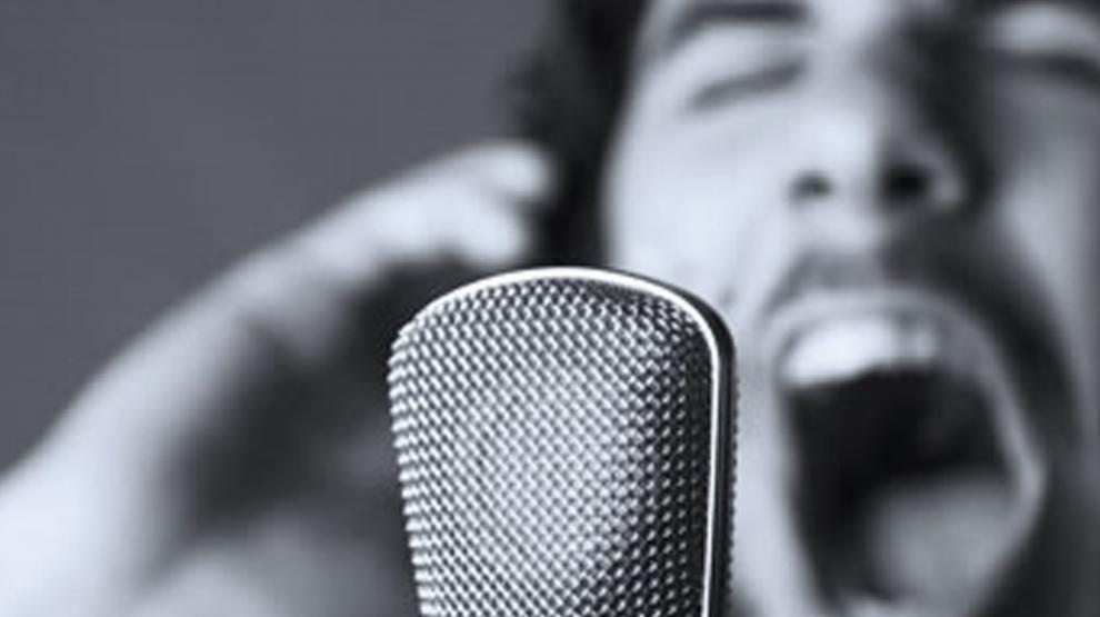 1 micro, 1 chanteur - photo en noir et blanc