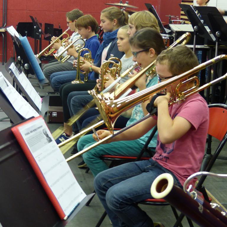 Des musiciens avec des trombones