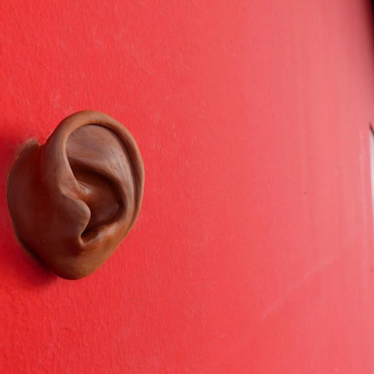 Oreille collée sur le mur de la MdA