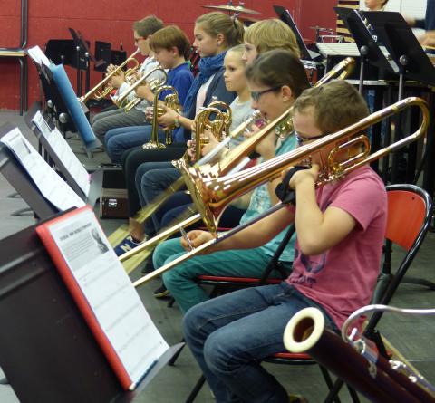 Des musiciens avec des trombones