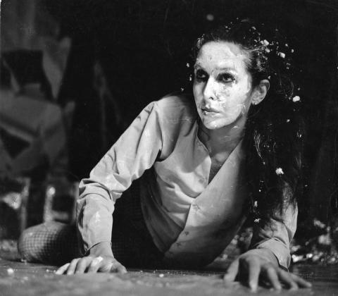 l'artiste en position au sol, le visage blanc