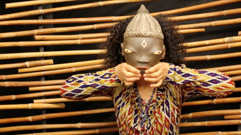 Ludmilla et un masque de sa fabrication