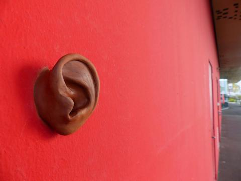 Oreille collée sur le mur de la MdA