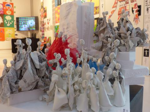 Vue d'ensemble sur une exposition d'arts plastiques