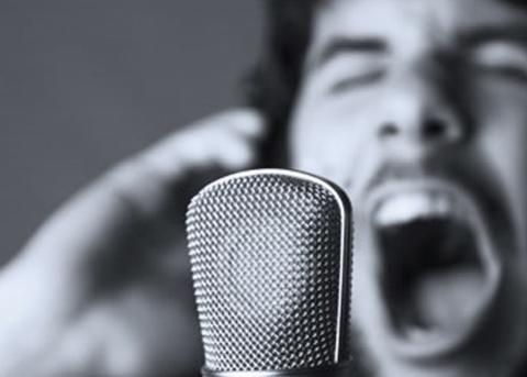 Un micro et un chanteur, photo en noir et blanc