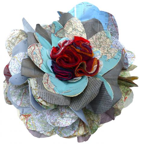 Fleur en laine et carte routière