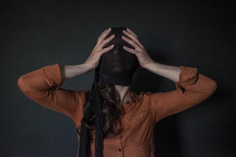 Femme avec un masque